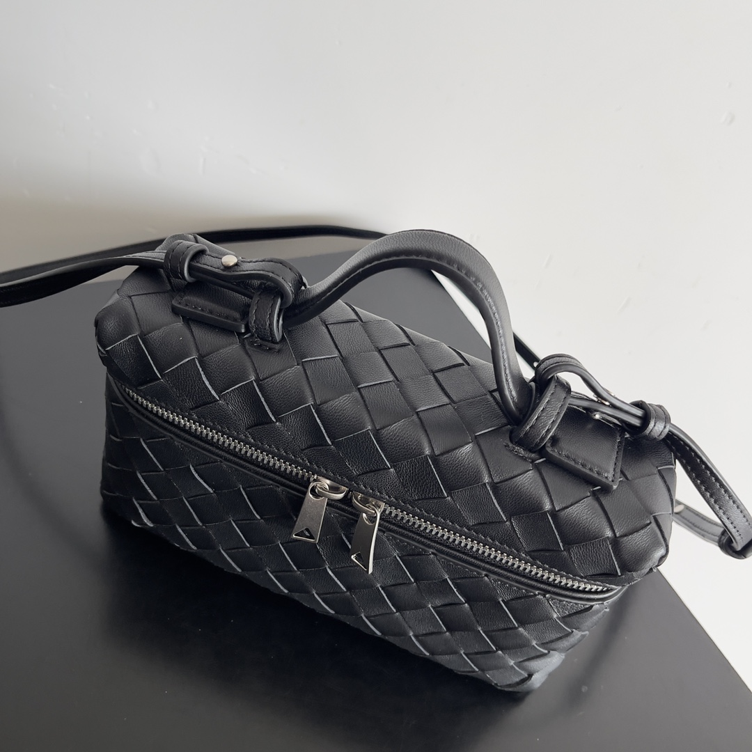 Bottega Veneta 2024 Woven Zippered Baguette Bag 789109