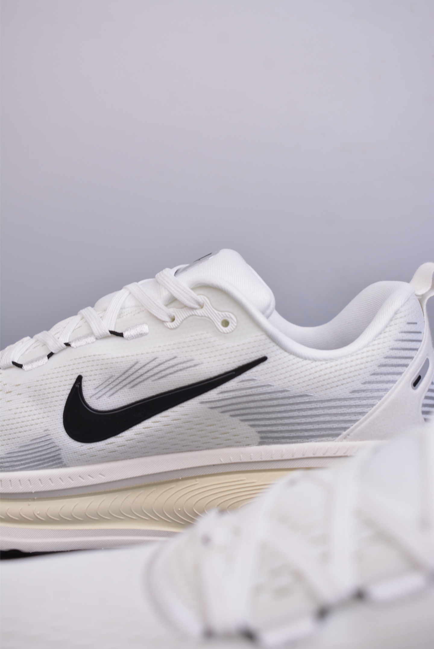 Nike Vomero 18 ZoomX running shoes off-white and black hook HM6803-101