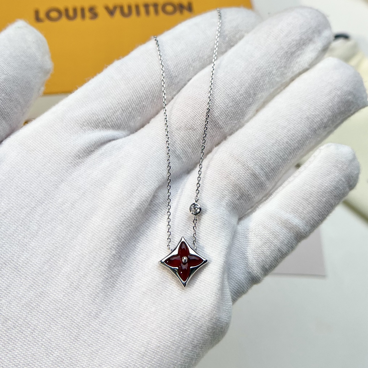 Louis Vuitton single flower diamond necklace