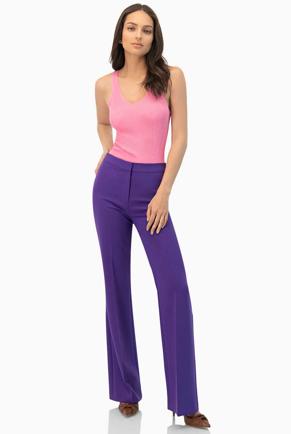 Pantalon recto en tono morado