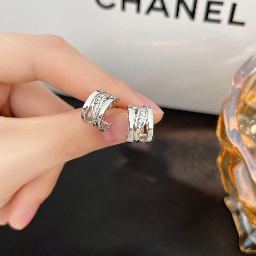 Bulgari B.ZERO1 series hollow diamond earrings