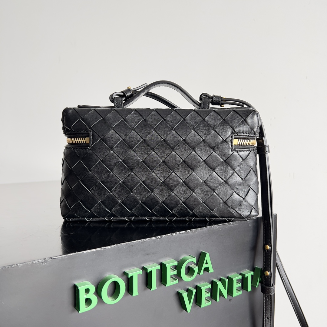 Bottega Veneta 2024 Woven Zippered Baguette Bag 789109