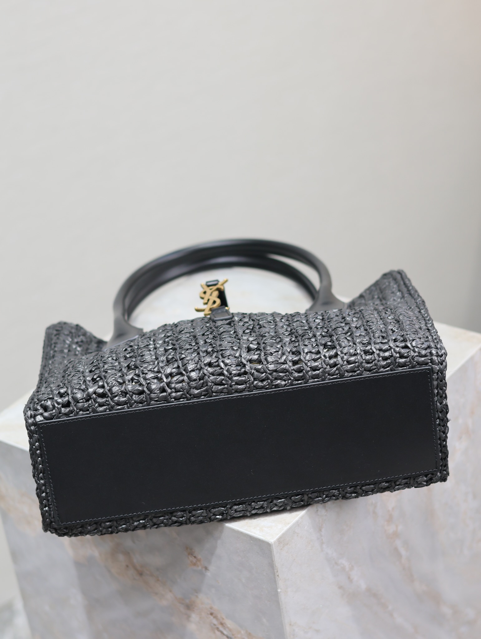 Yves Saint Laurent Woven Handbag 262149