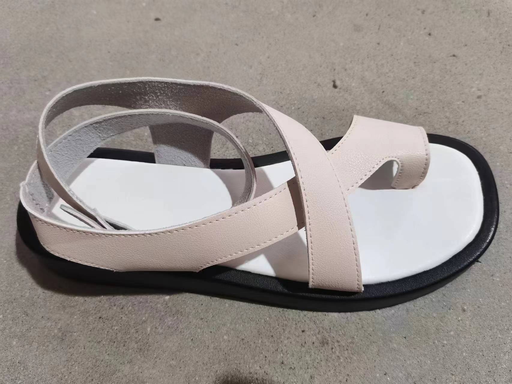 Women's Casual Thick-Soled Clip Toe Sandals Beach Shoes with Round Toe and Back Buckle Strap