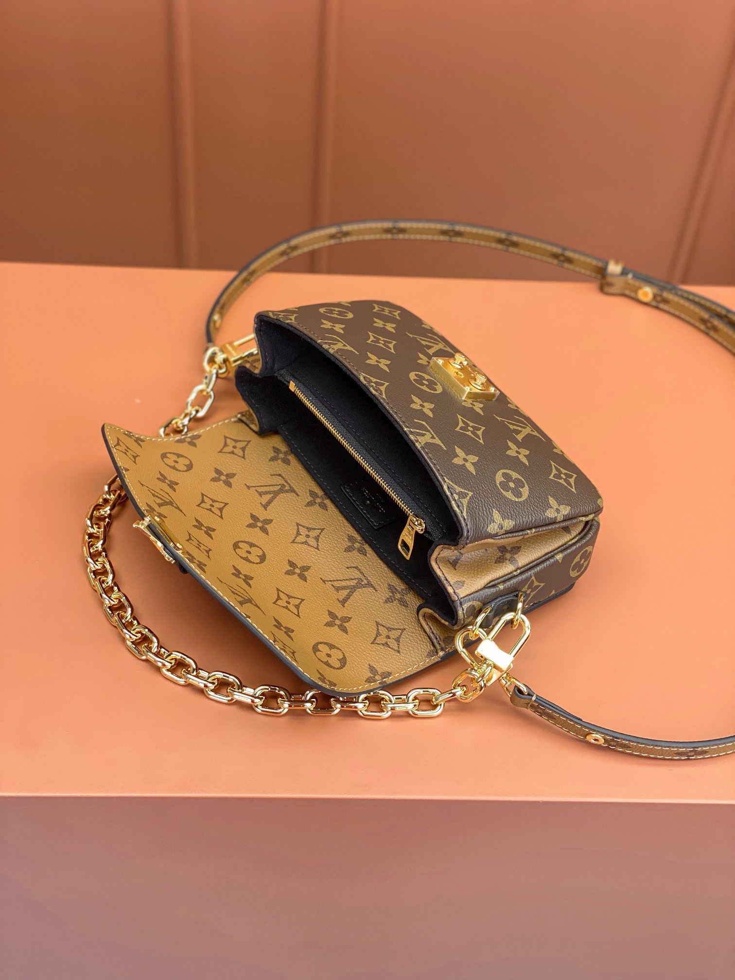 Louis Vuitton POCHETTE MÉTIS EAST WEST Bag M46279