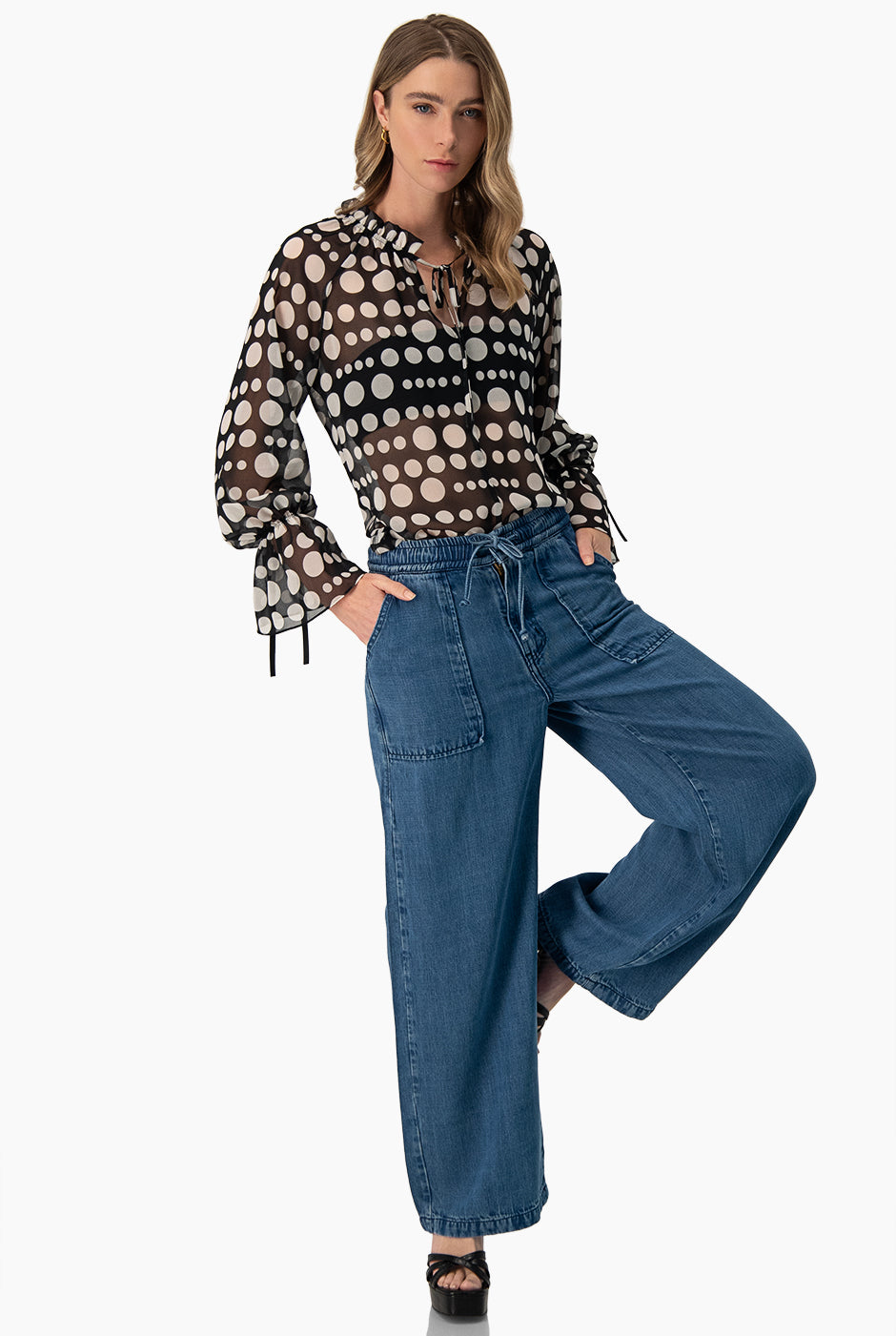 Blusa con lunares y manga larga