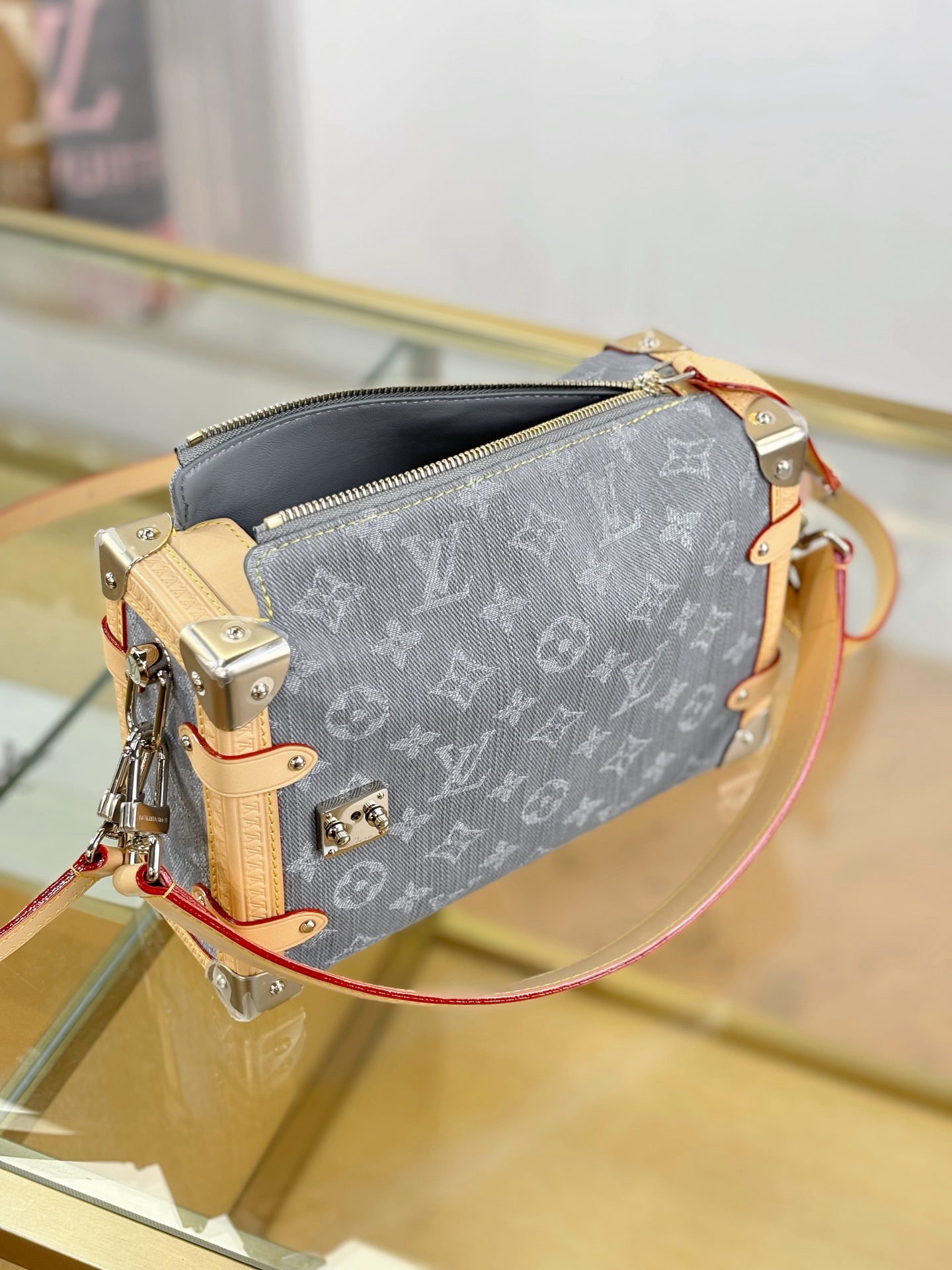 Louis Vuitton SIDE TRUNK Medium Handbag M13285