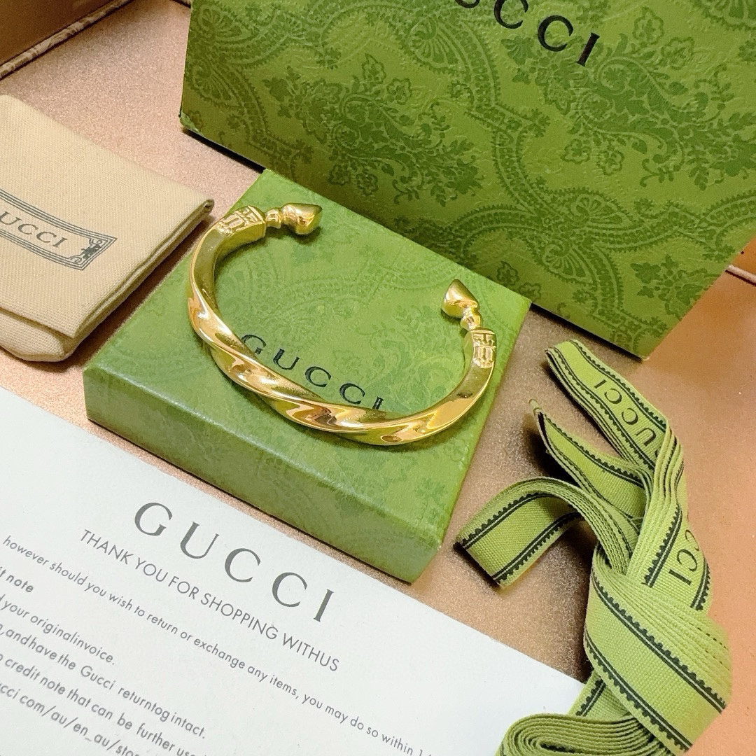 Gucci Twist Gold Bracelet