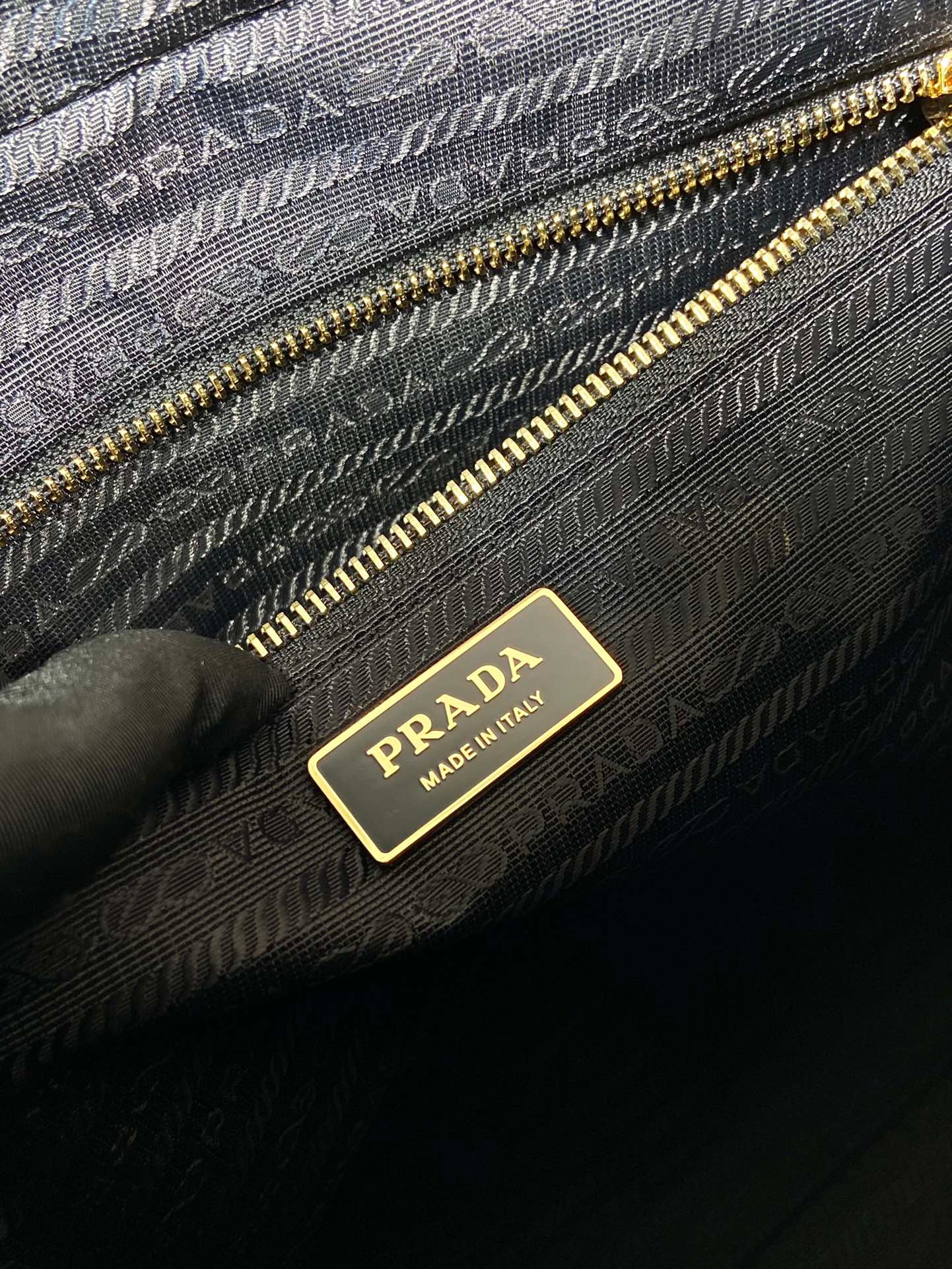 Prada Second-hand zipper large size 1BG467