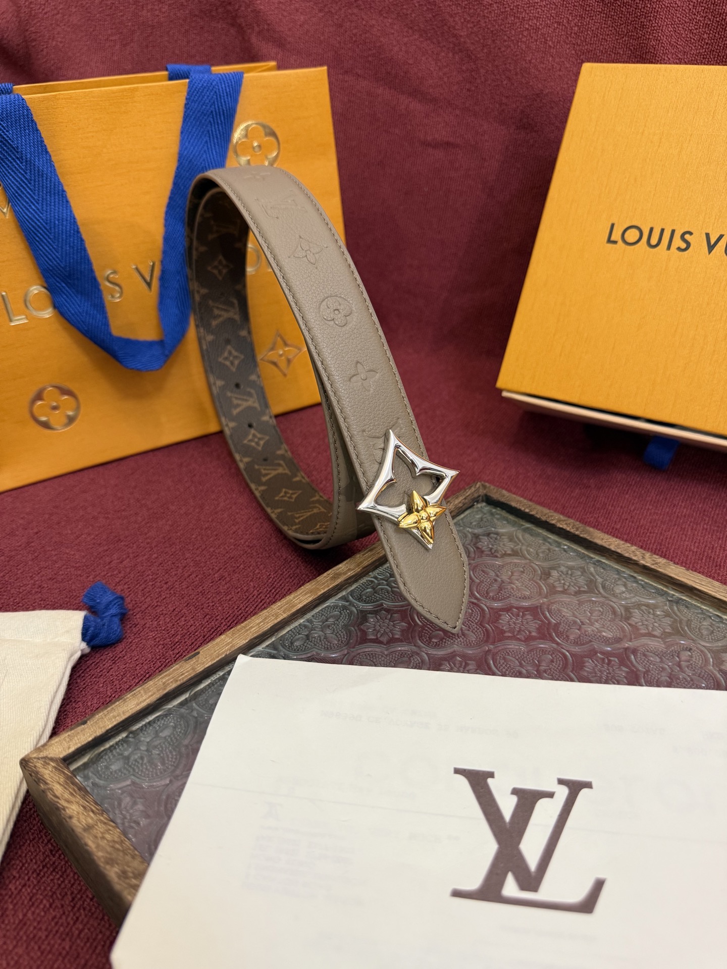 Louis Vuitton embossed double-faced cowhide belt, 3cm wide