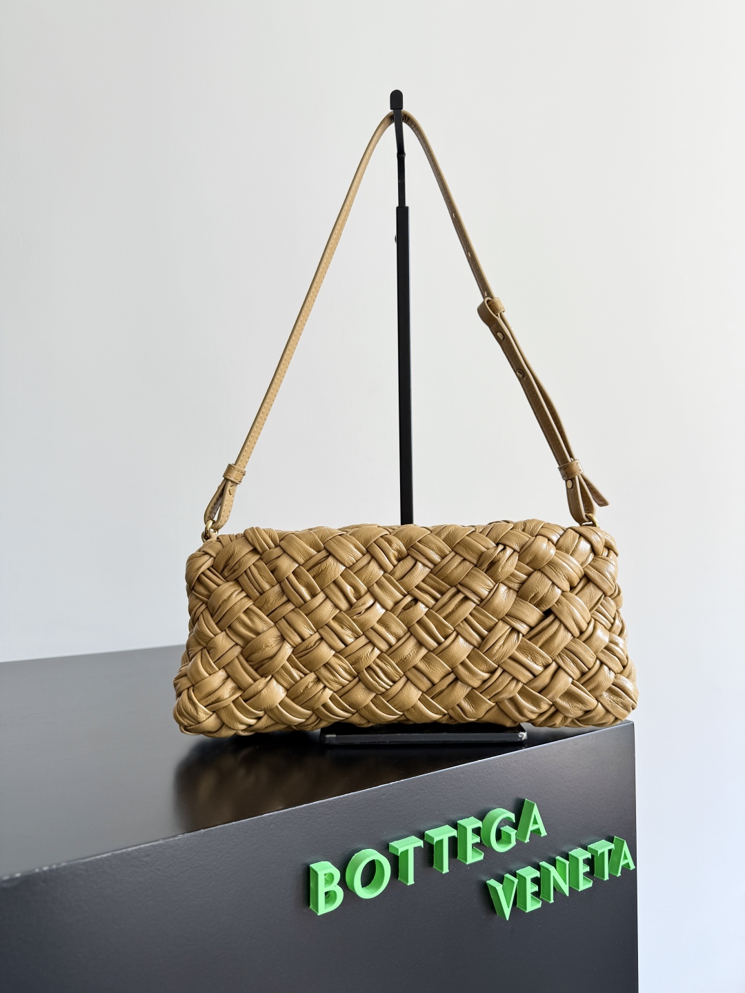 Bottega Veneta Kalimero cha cha woven handbag 785780