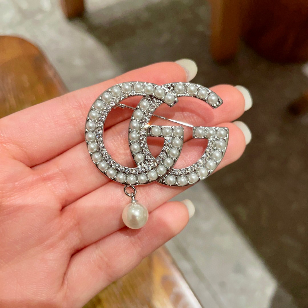 GUCCi GG Pearl Brooch