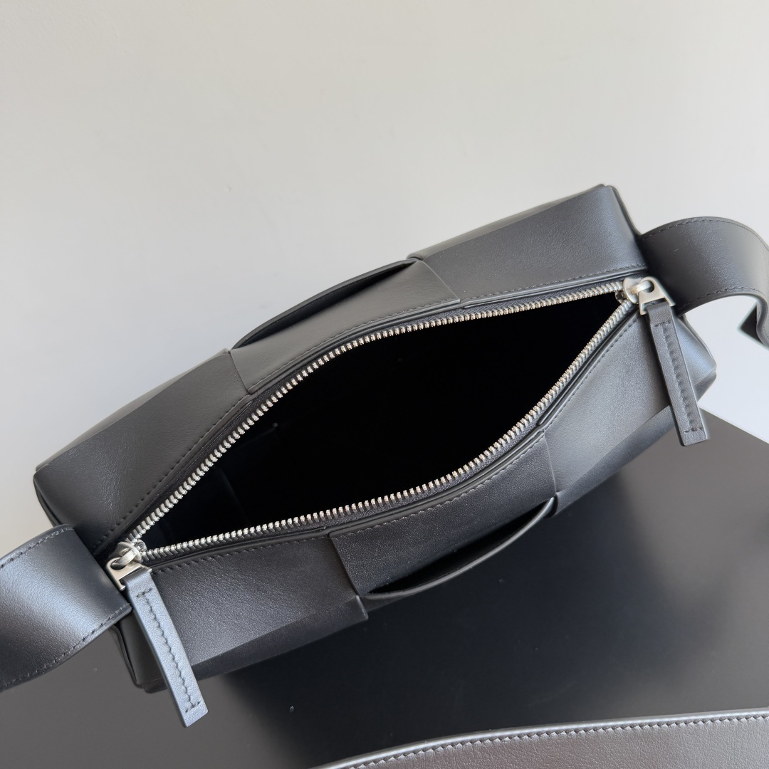 Bottega Veneta 2023 Early Spring Series Arco Camera Bag 731165