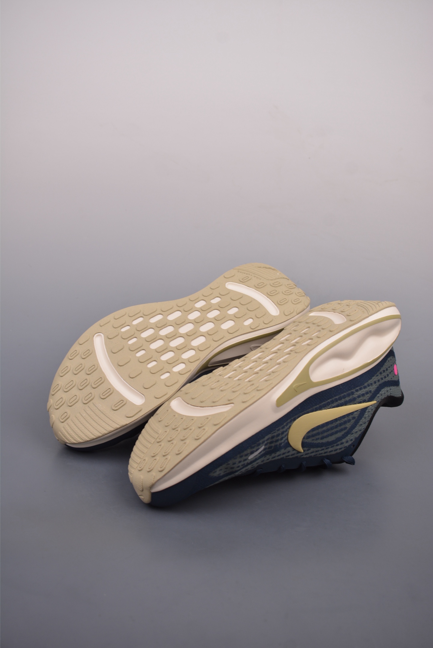 Nike Journey Run Dark Black Gold Hook Pink