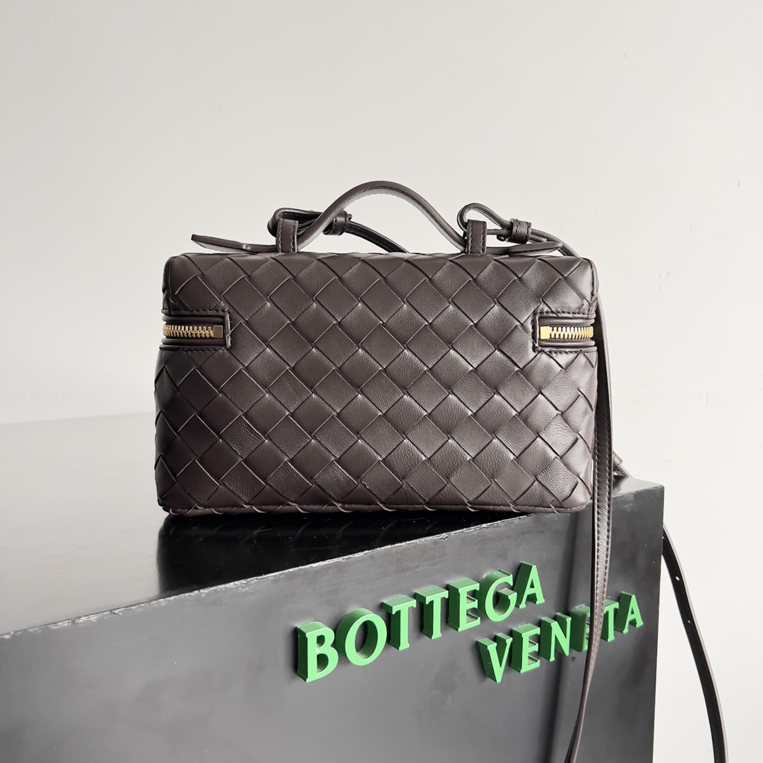 Bottega Veneta 2024 Woven Zippered Baguette Bag 789109