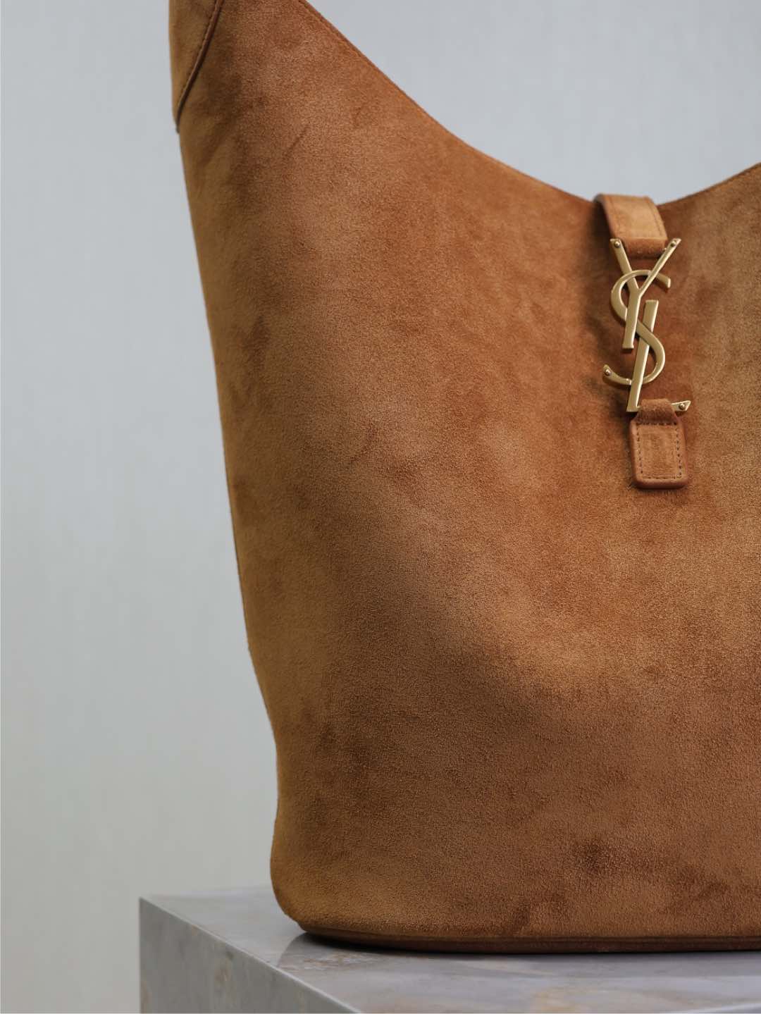 Yves Saint Laurent LE 5À7 Large Bucket Underarm Bag 753823