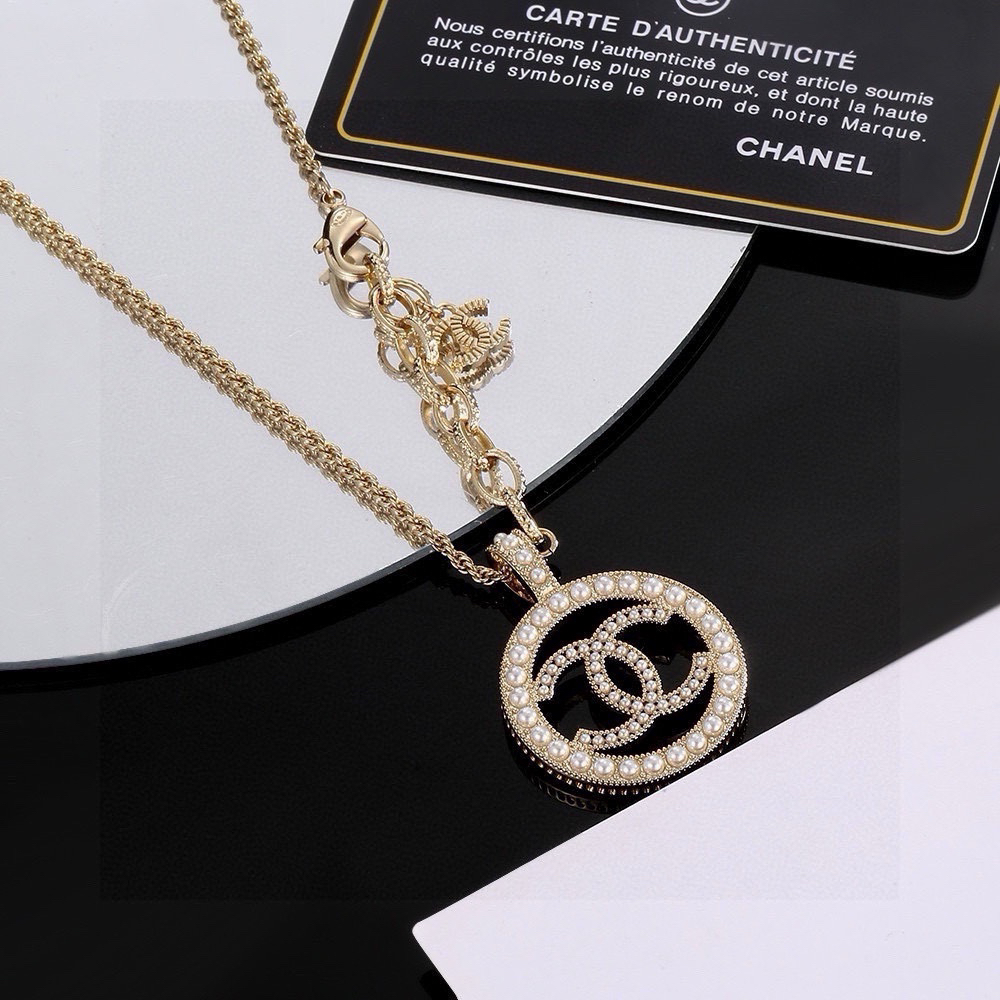 Chanel Double C pendant inlaid with glass mini pearls