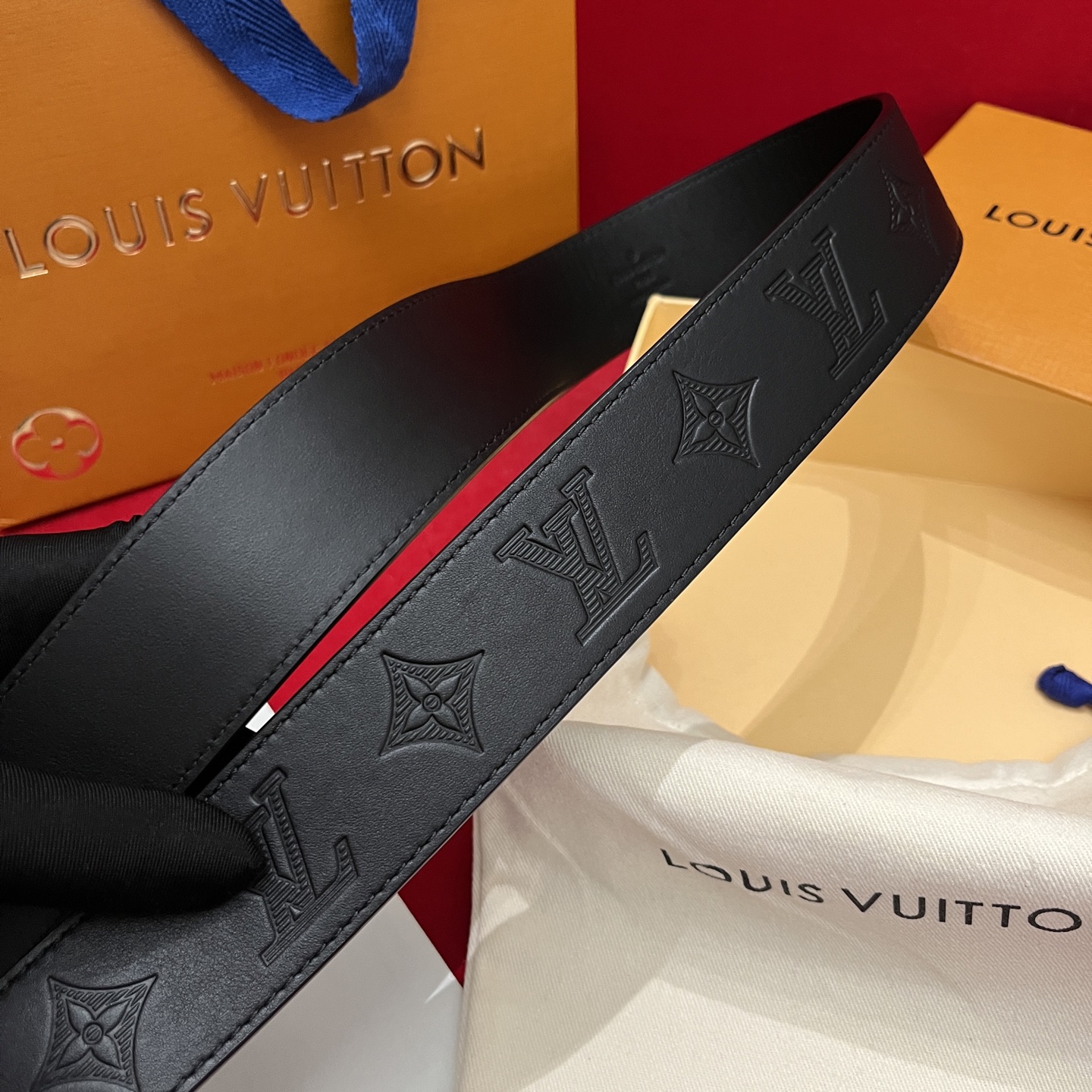 Louis Vuitton embossed leather men's belt, 4cm wide