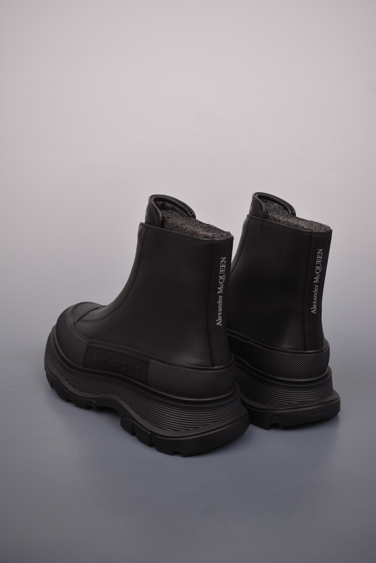 Alexander McQueen tread slick zip front boots 758774WHZ6U1000