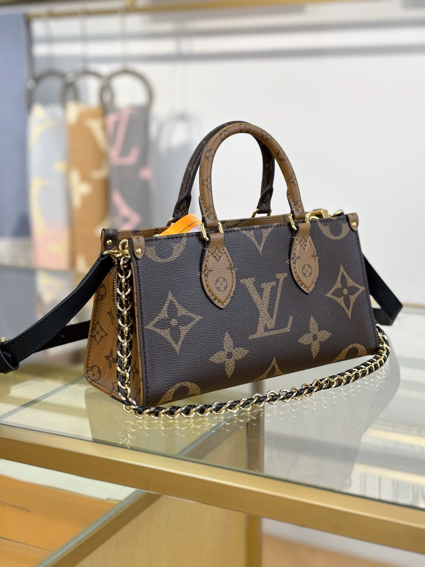 Louis Vuitton ONTHEGO EAST WEST CHAIN ​​Handbag M14236