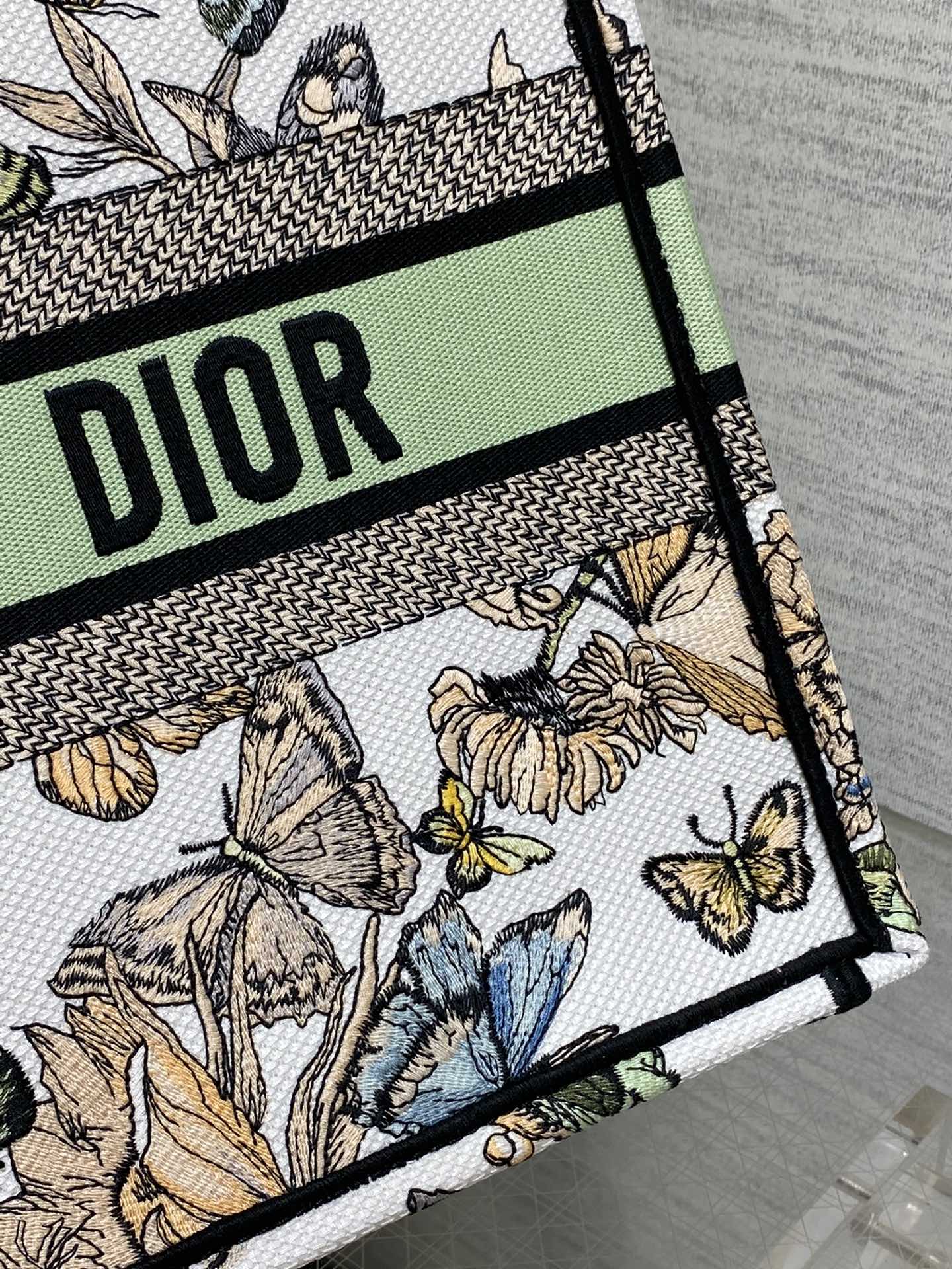 Dior embroidered tote bag medium