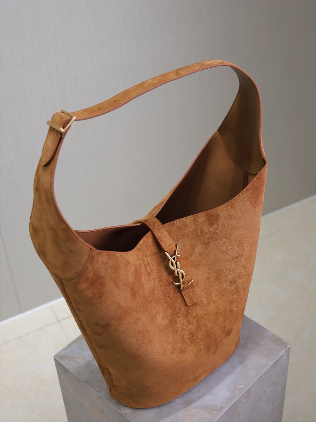 Yves Saint Laurent LE 5À7 Large Bucket Underarm Bag 753823