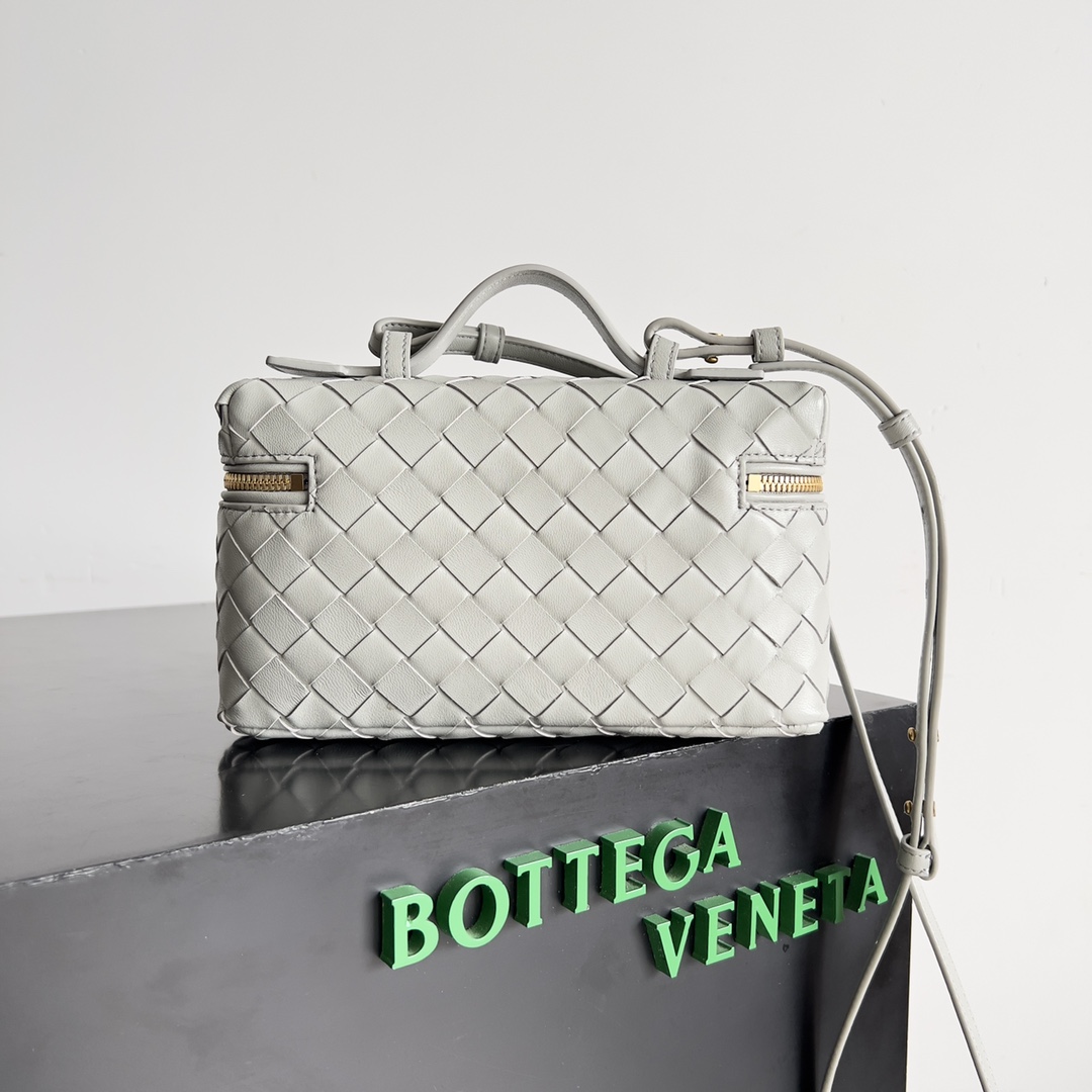Bottega Veneta 2024 Woven Zippered Baguette Bag 789109