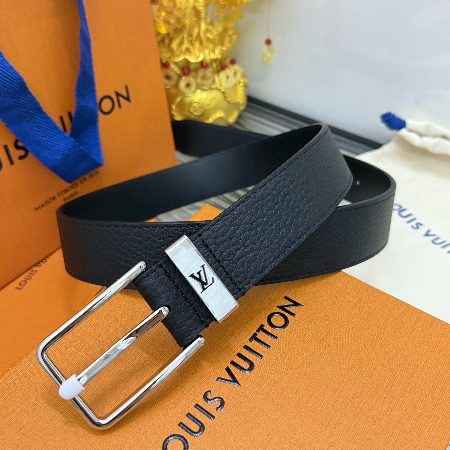 Louis Vuitton men's belt with pin buckle and lychee pattern, 3.5cm wide