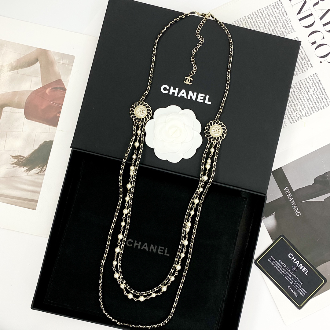 CHAN 24 round pearl black leather triple chain