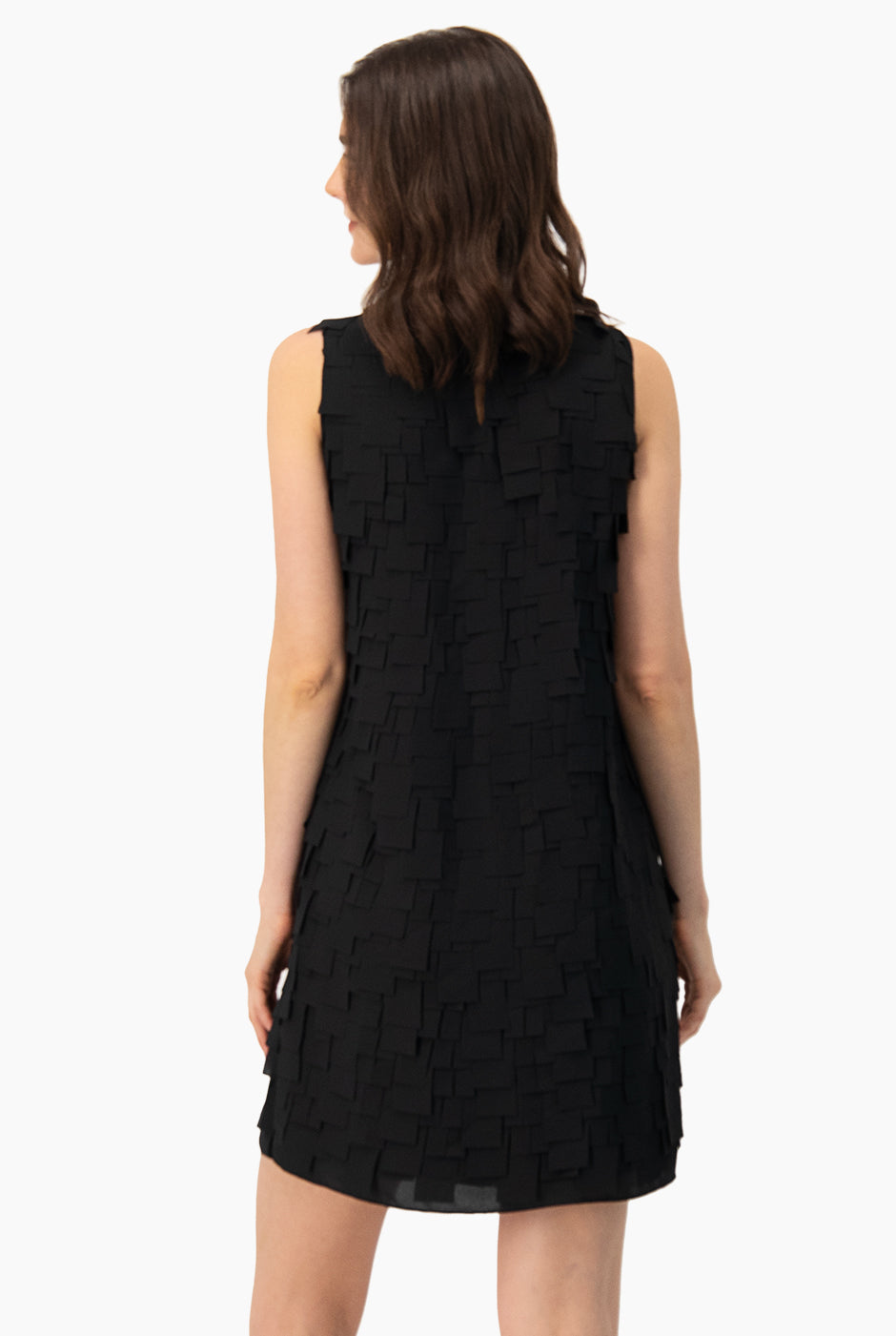 Vestido corto negro sin mangas
