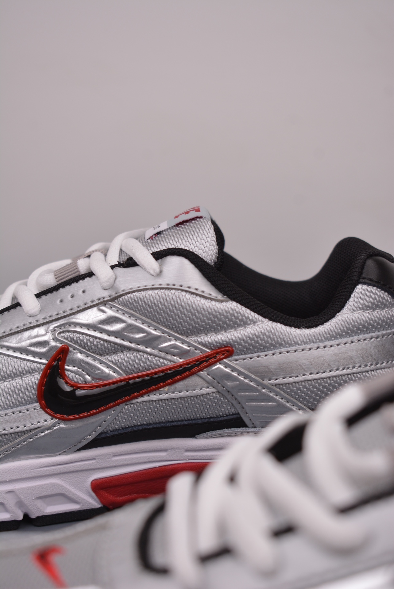 NikeInitiator Running Silver Black Red 394055-001