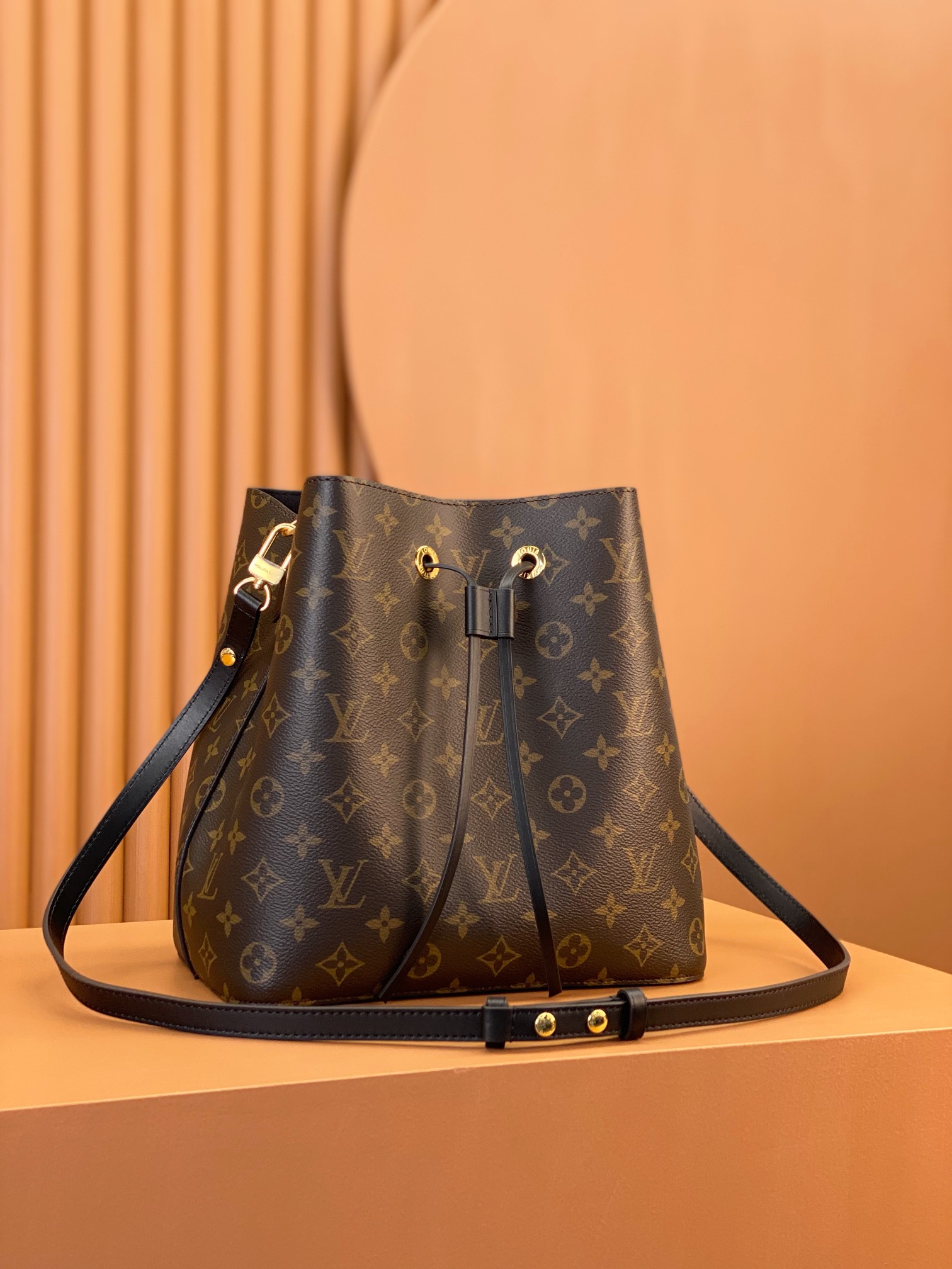 Louis Vuitton NÉONOÉ Medium Handbag M44020