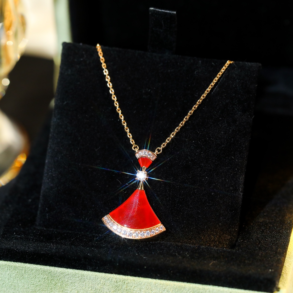 Bulgari Divas Dream series fan-shaped diamond necklace