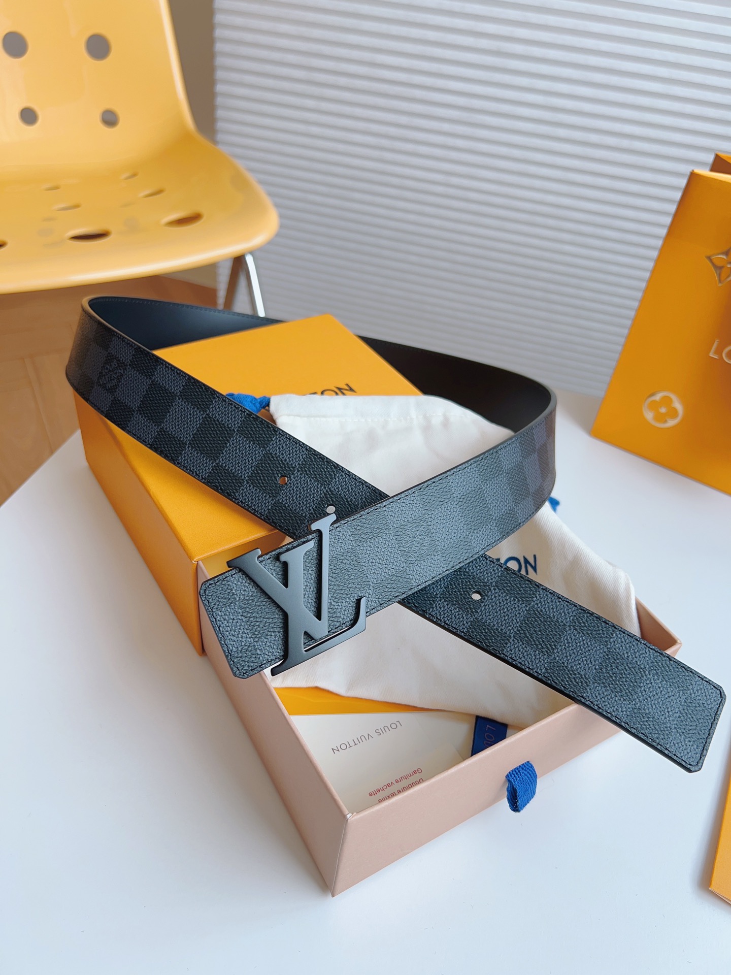 Louis Vuitton Men's Old Fashioned Cowhide Belt 4CM Width