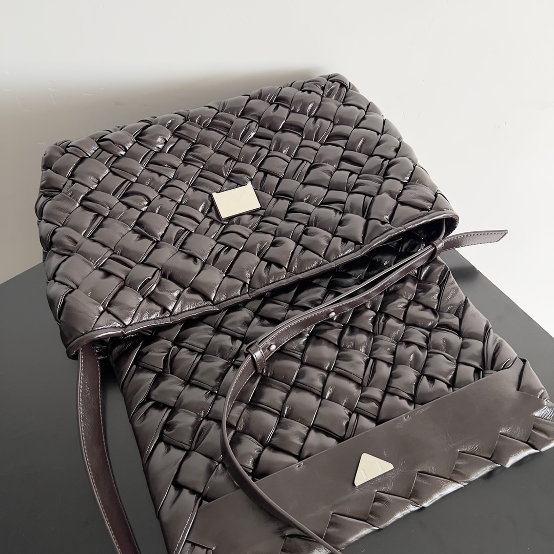 Bottega Veneta 24 Rumple Messenger Bag 776519
