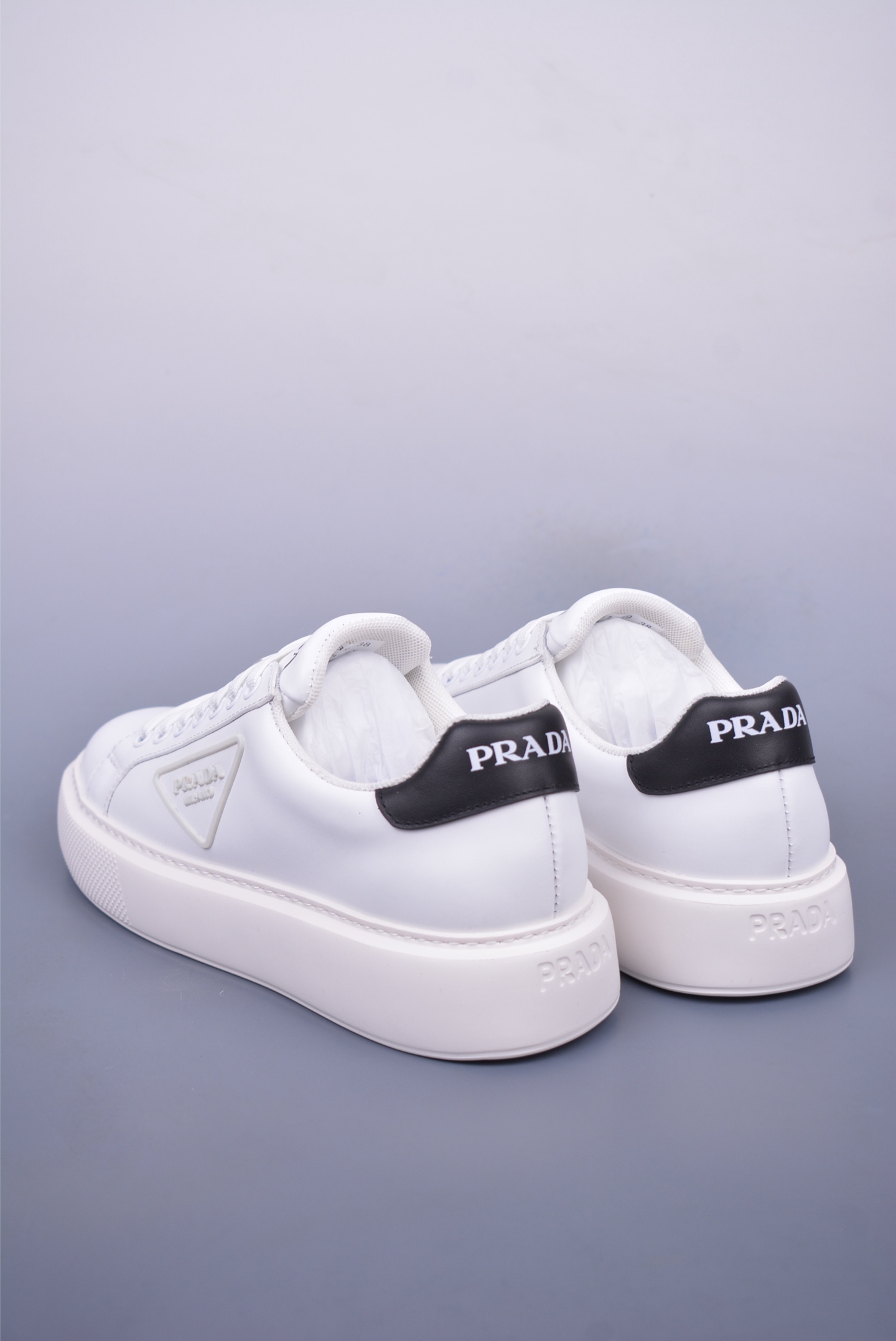 Prada low-top casual sneakers black and white AJ17392118