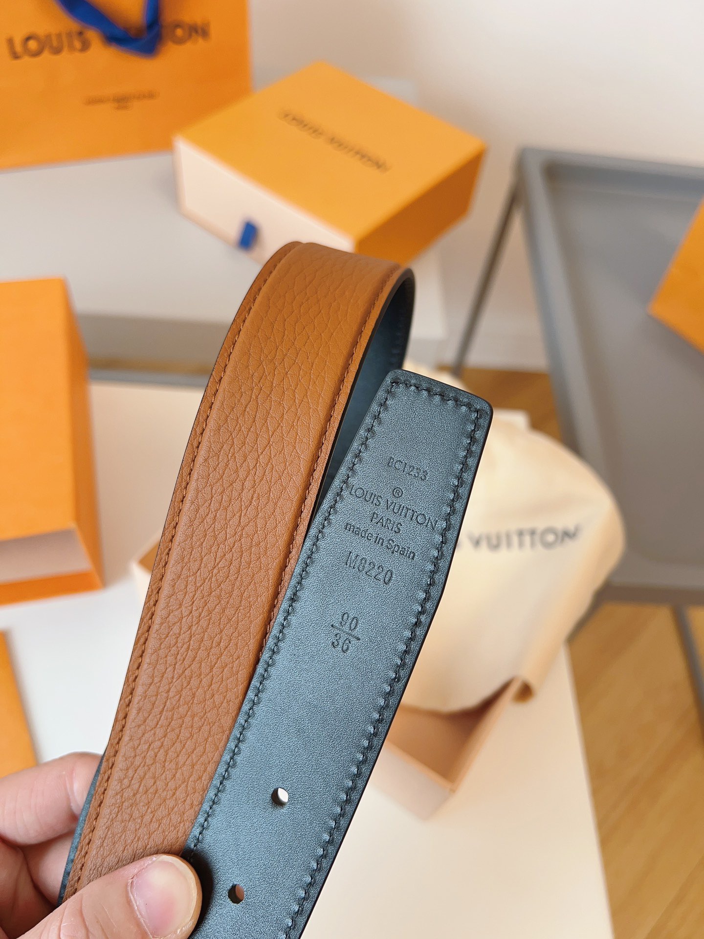 Louis Vuitton lychee grain double-faced cowhide belt, 3.5cm wide