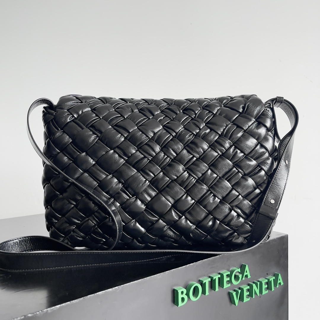 Bottega Veneta 24 Rumple Messenger Bag 776519