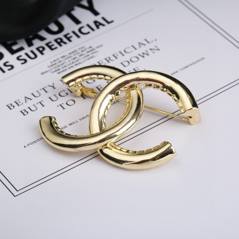 Chanel classic brooch
