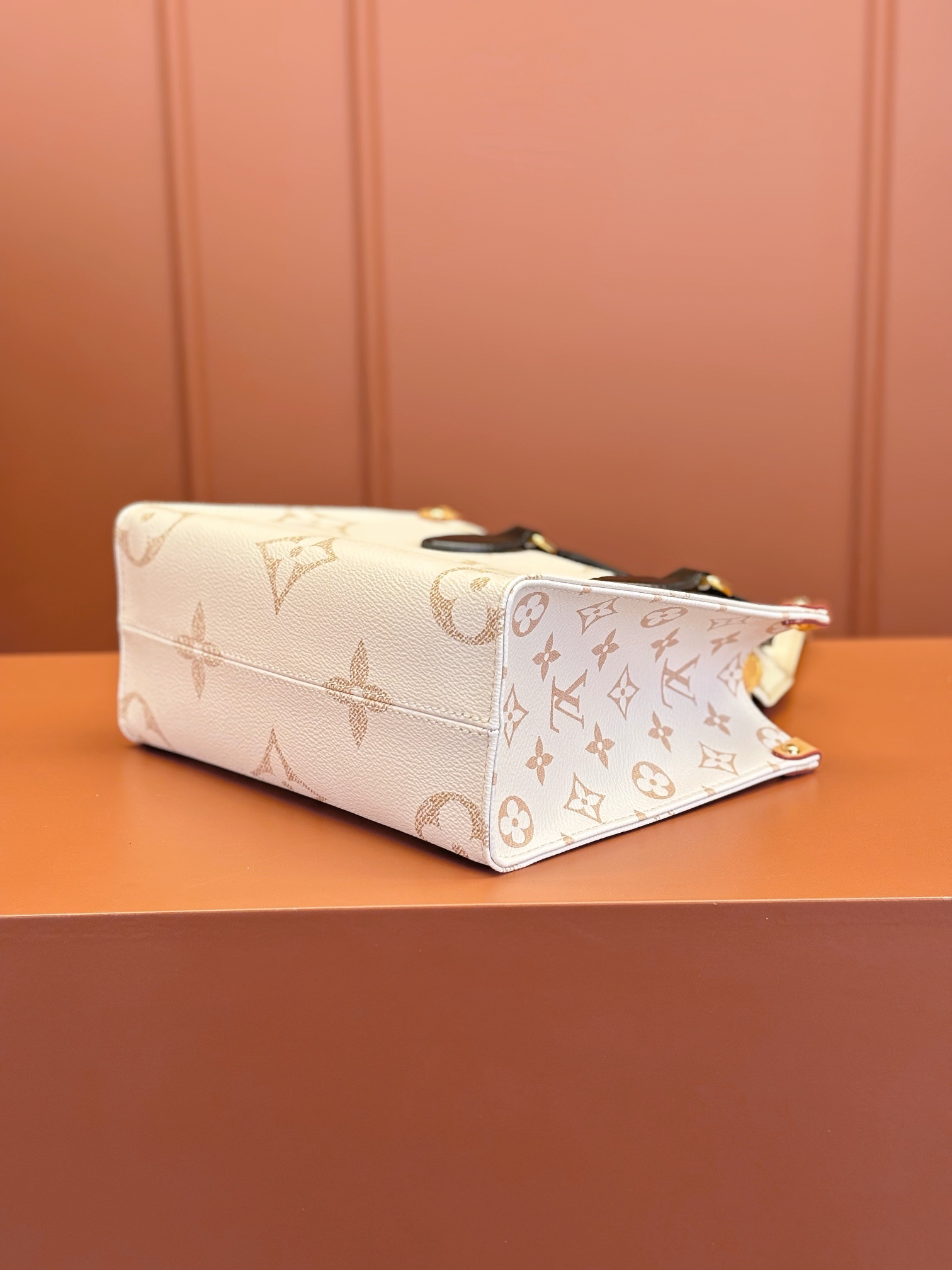 Louis Vuitton ONTHEGO Small Handbag M25433