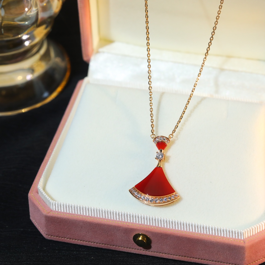 Bulgari Divas Dream series fan-shaped diamond necklace