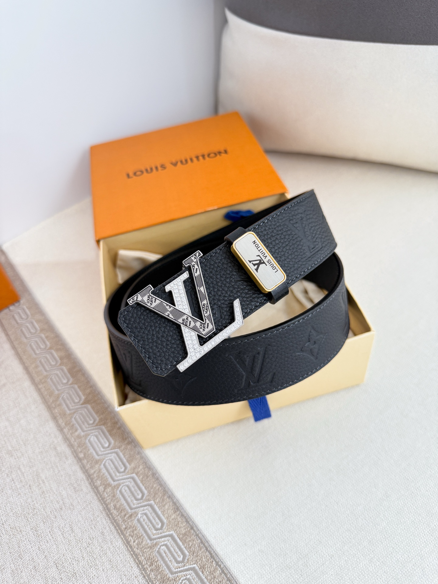 Louis Vuitton diamond-studded buckle embossed cowhide men's belt, 3.8cm wide