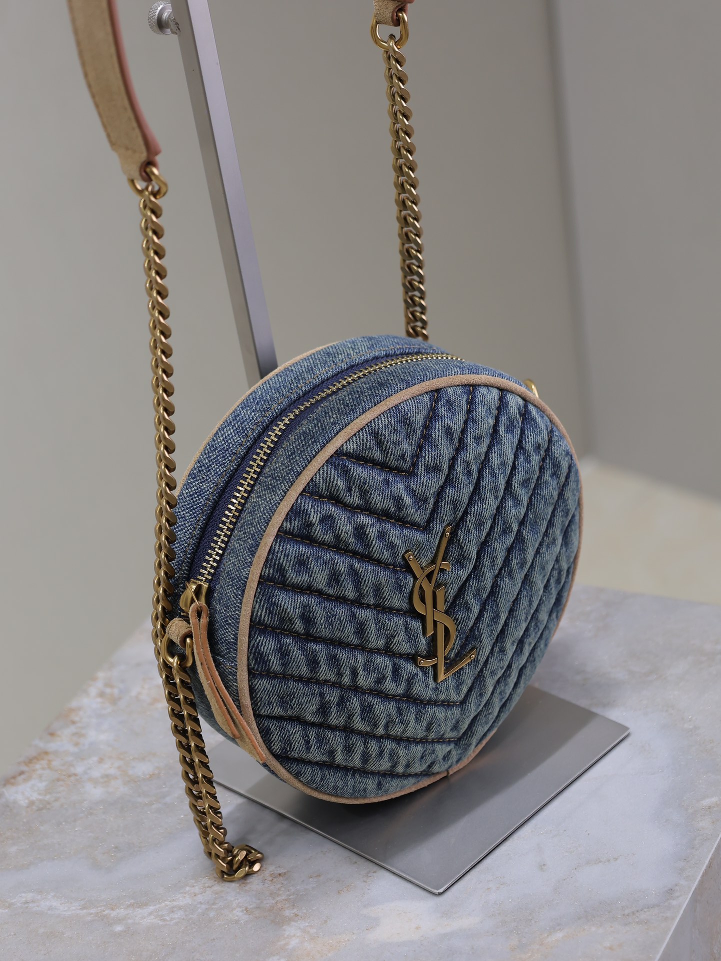 Yves Saint Laurent VINYLE round bag 610436