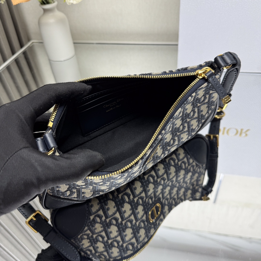 Dior 30Montaigne series mini handbag 2398