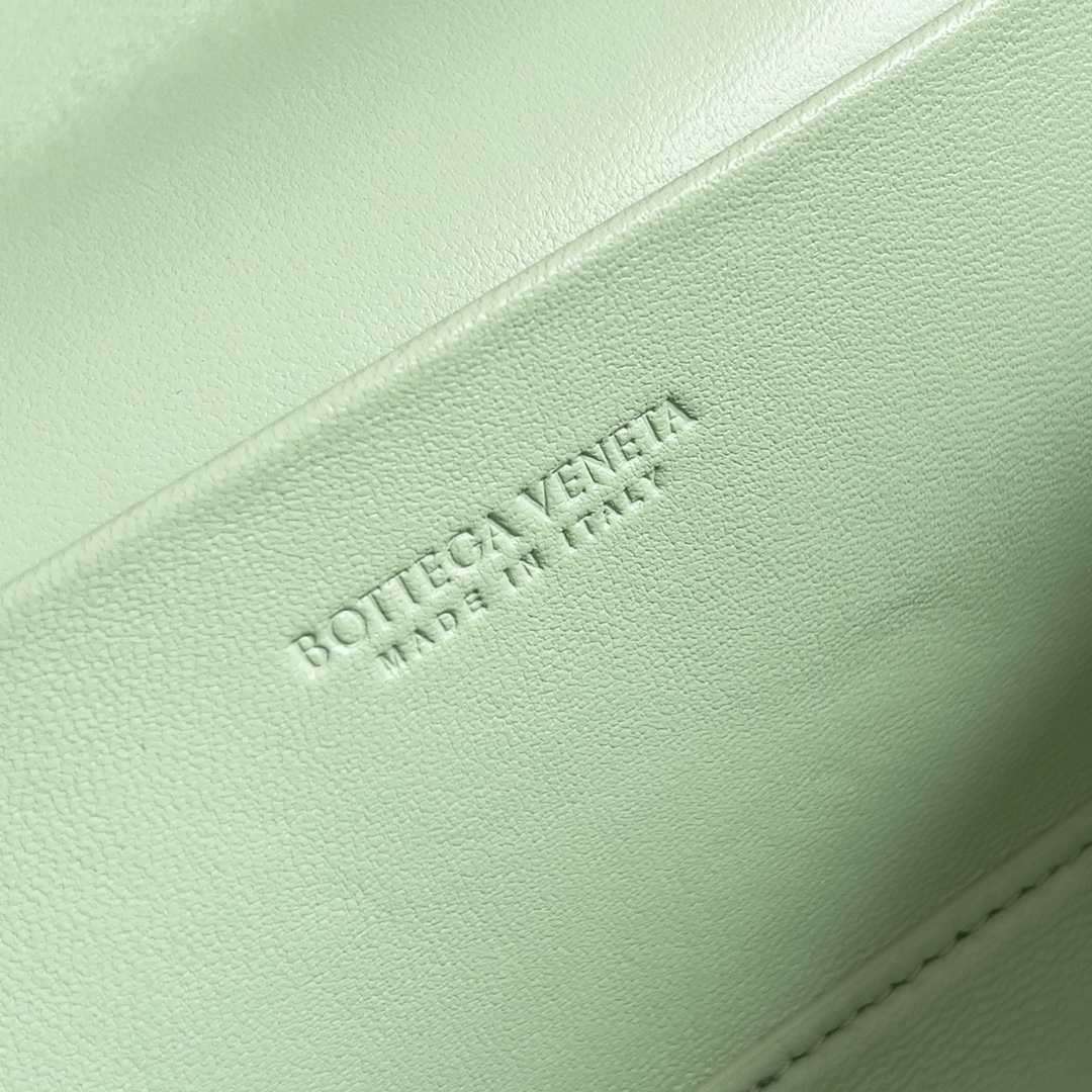 Bottega Veneta 2024 Woven Zippered Baguette Bag 789109