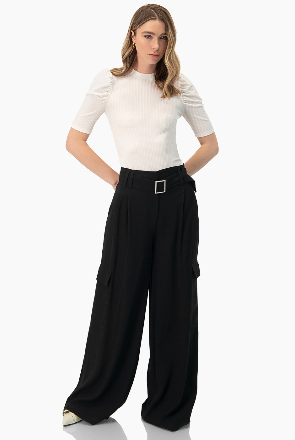 Pantalon negro cargo con cinturon