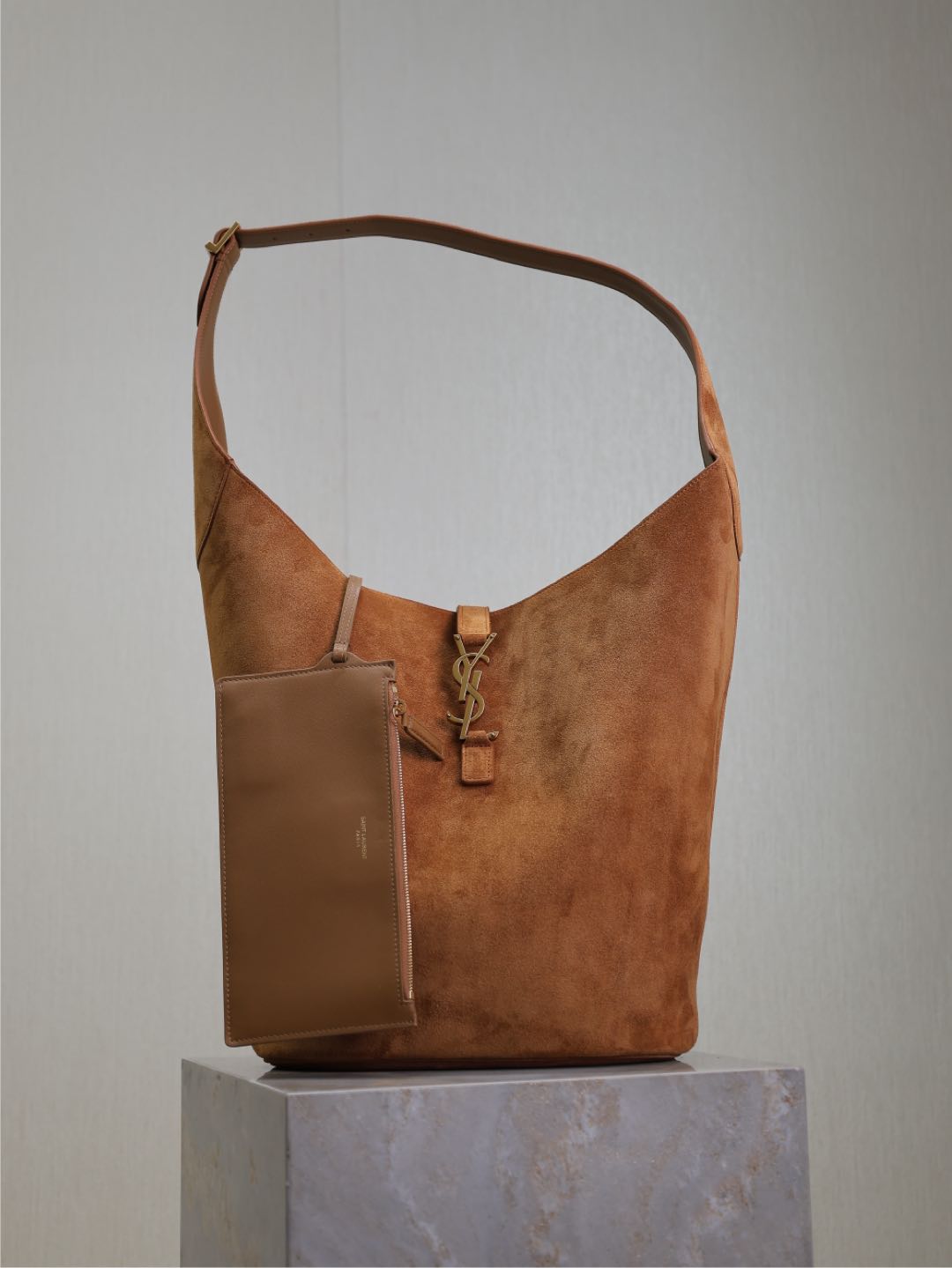 Yves Saint Laurent LE 5À7 Large Bucket Underarm Bag 753823