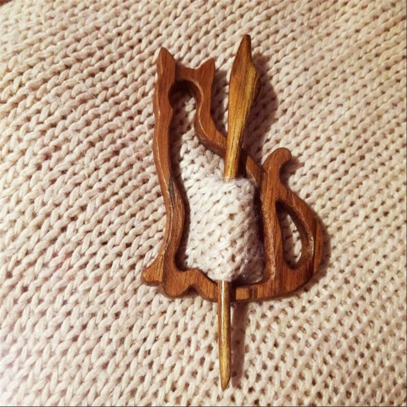 Brooch pin with wooden animal pattern (sweater clip)