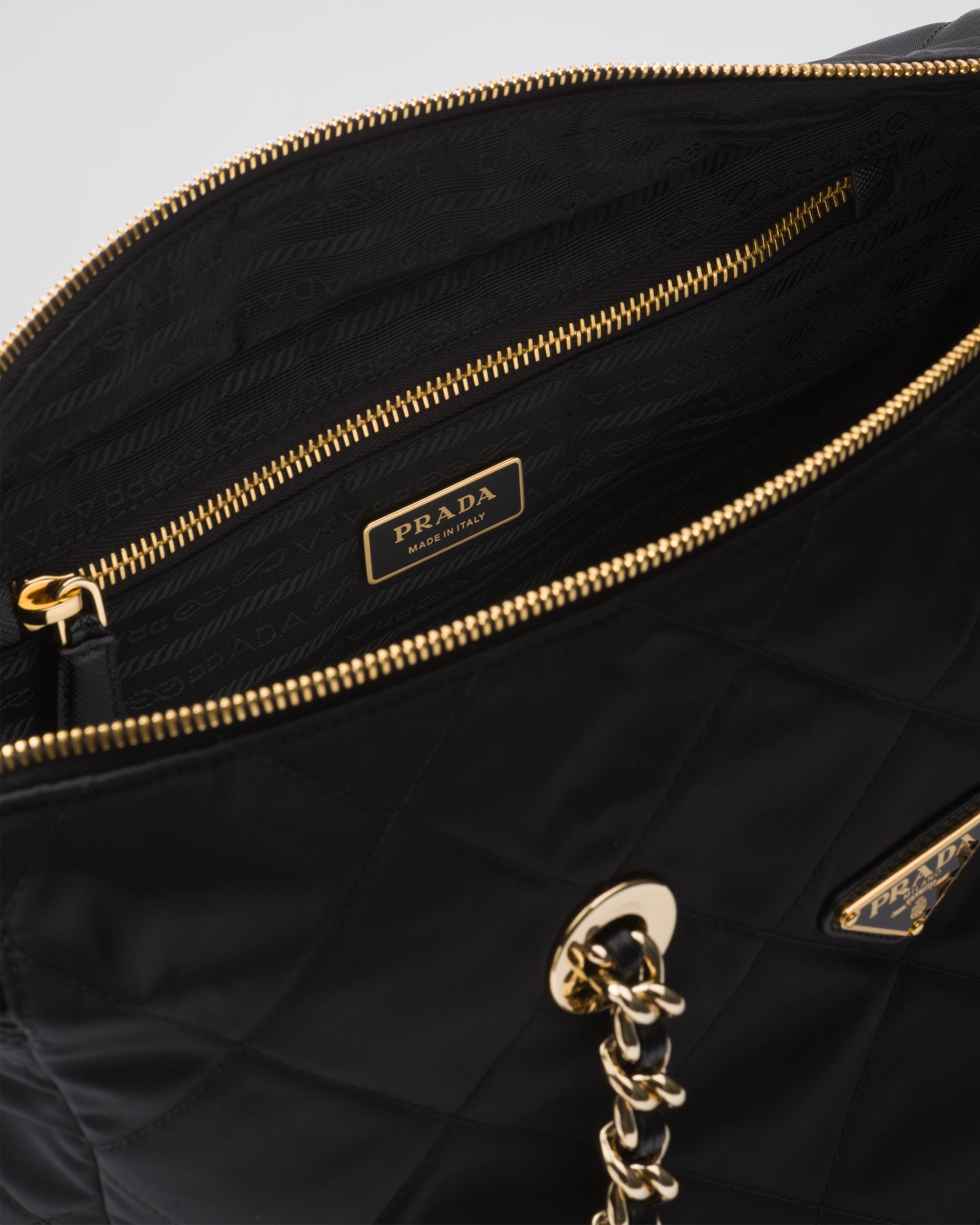 Prada Re-Edition 1995 Chaîne Large Re-Nylon Bag1BG529_2AOS_F0008_V_COO