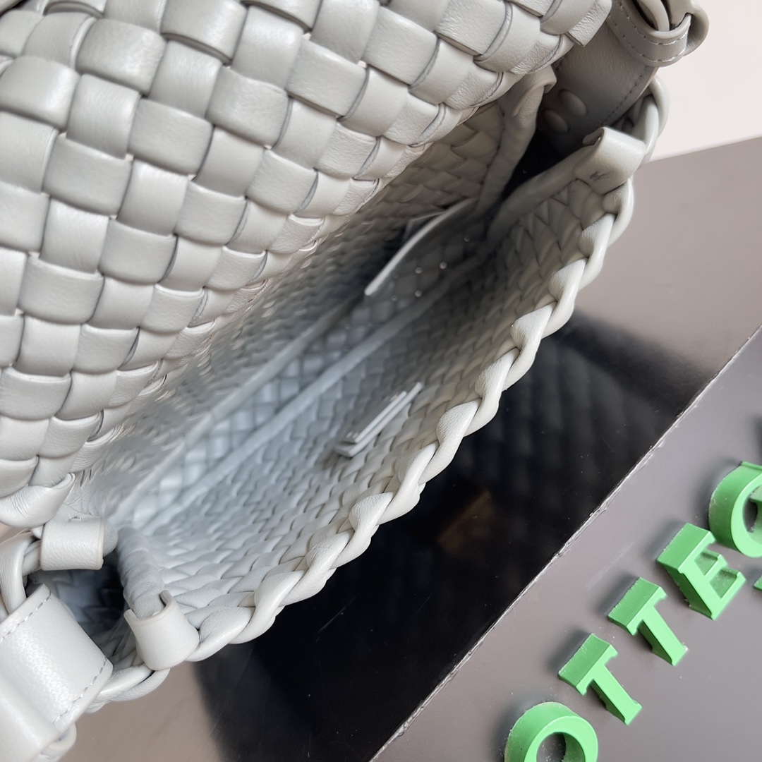 Bottega Veneta mini cobble bag 762711